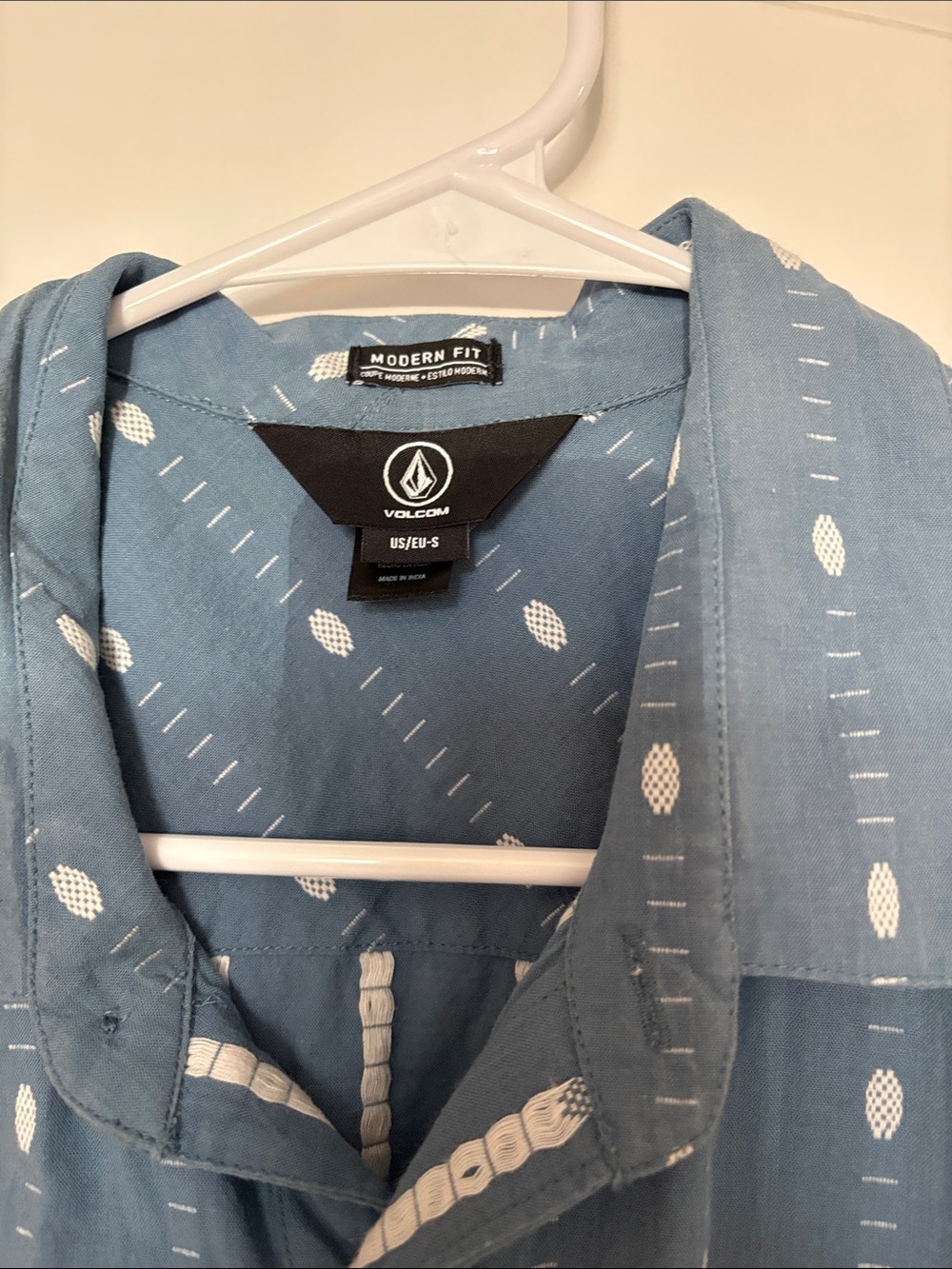 Volcom Men’s Button Up - Picture 2 of 3